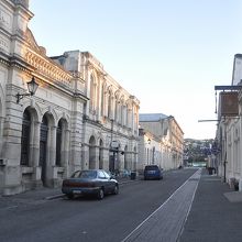 石造りの建物が調和をもって並ぶハーバー通り