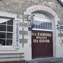 建物の一つ。美味しいパン屋さんとして知られる