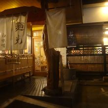 人気があるので夜遅くでも混んでいる