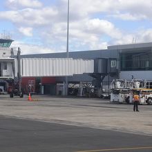 搭乗橋はあるが、プロペラ機で着いたので使わず歩いて入った