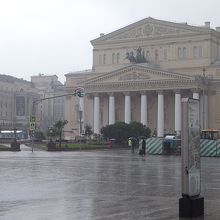 雨に煙るボリショイ劇場