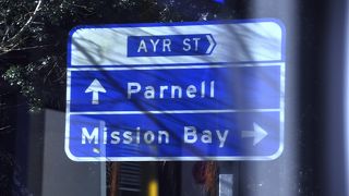 カフェやレストランが並ぶ。古い教会や住宅など趣のある建物も多い通りだ