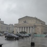 有名なボリショイ劇場の前がテアトラリナヤ広場