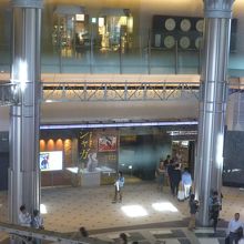 北口ドーム内にあります．改札を背にしてすぐ右手です．