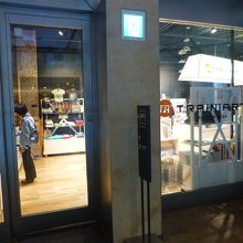 ミュージアムショップ兼のトレインアート，鉄道物もたくさん．