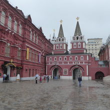 赤の広場側から見た博物館、左側のレンガ色の建物です