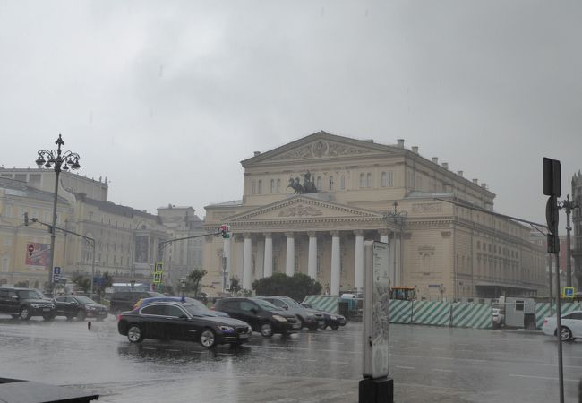 有名なボリショイ劇場の前がテアトラリナヤ広場
