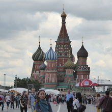 雨上がりのワリシー寺院、人出がどっと増えました