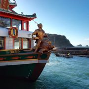 金ぴかの浦島太郎の乗った龍宮城で志摩湾めぐりとイルカ島でイルカのショーを！