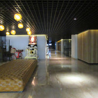 そのまま突き当りのドアを出れば、目の前はヒルトンホテルです