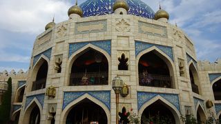 魔人ジーニーにも乗れるエキゾチックなカルーセル