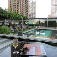 プールサイドでのイブニングカクテルです