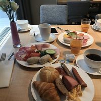 朝食。コーヒーはテイクアウトできるよう、カップと蓋付き。