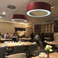 併設のレストランで朝食場所。