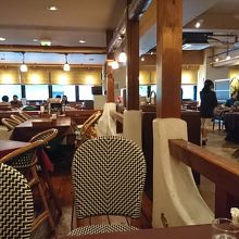 広くて開放的、宴会用の別室もありました