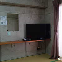 テレビ、テーブル　打ちっぱなしがオシャレ