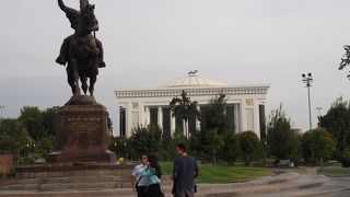 チムールの騎馬像が目印