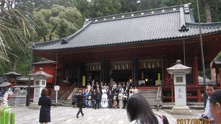 拝殿は、最初1619年に建てられ、本殿を移築した後の1645年頃に再建されて、現在に至っており、本殿とともに貴重な建物です。