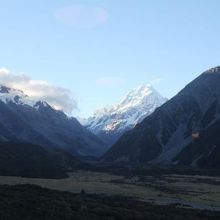 あの山(麓)に向かって歩きます。