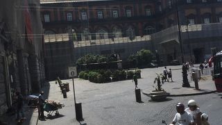 ヌォーヴォ城のお隣