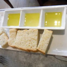 3種類のオリーブオイルとパン