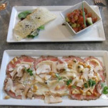 前菜はマグロのタルタルとお肉のカルパッチョをチョイス