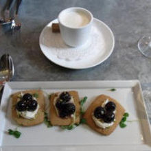 デザートはチョコプリンとチェリーのクロスティーニ