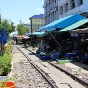 タイ郊外のプチ・メークロン市場です