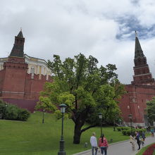 アレクサンドロフスキー公園から見たボロビツカヤ塔（右側）