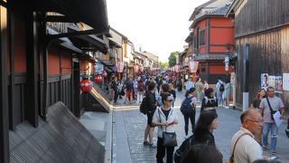 建仁寺に行く途中は外国人と着物姿が目立つ。