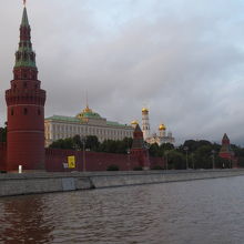 モスクワ川から眺めたクレムリン城壁と望楼
