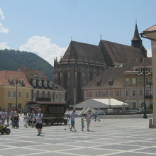 明るい印象の広場です。