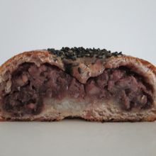 土鍋で炊いたつぶあんとおもちのパン　断面
