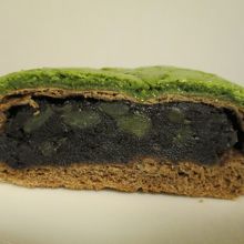 コーヒー生地と抹茶の黒胡麻あんぱん　断面