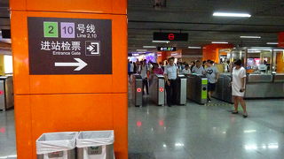 観光地、繁華街に面する駅