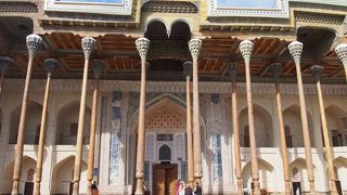 モスク正面の２０本の柱が壮観