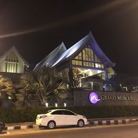 昼と夜で雰囲気が違う外観。