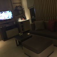 入り口入ってすぐのところにあるソファとテレビ