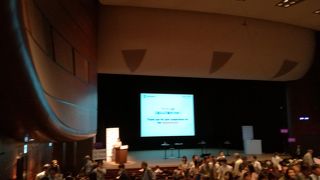 かつてはコンサートホールとしても使われていたが改築後は会議室専門