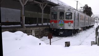 中央弘前駅は、弘前市のかつての中心街である土手町の裏にあります