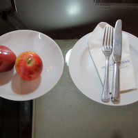 ウェルカムフルーツとして、りんごが運ばれて来ました