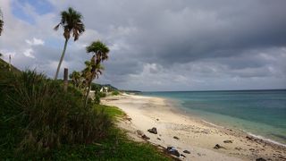 黒い岩とエメラルドグリーンの海