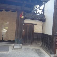 老舗の空気をただよわせる店構え