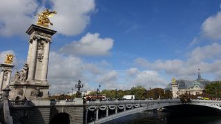 四隅にある金の女神像が輝く