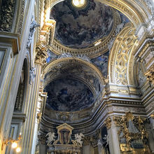 主祭壇と天井画