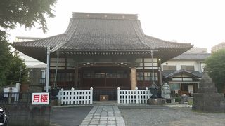 商店街から茶色の屋根がチラチラ見える