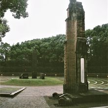 浦上天主堂遺壁と原子爆弾落下中心地碑。