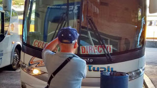 モンテビデオとコロニアの間には、頻繁に比較的安価で中距離バスサービス