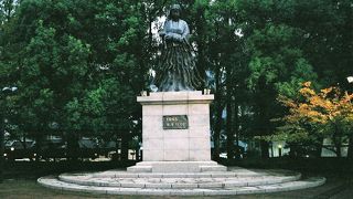 祈りの像としてはともかく…。