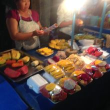 夜の屋台街の入口